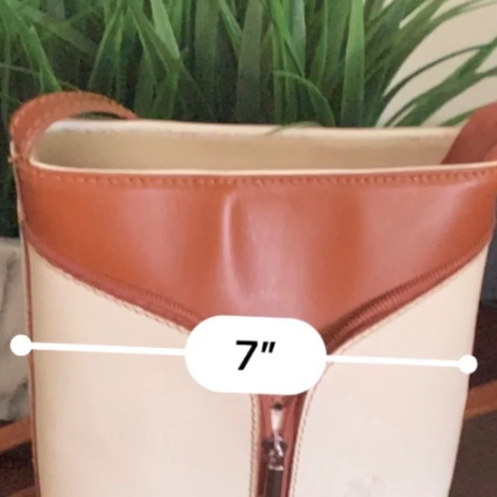 Vera Pelle ITALIAN LEATHER Chic Cream and Tan Crossbody Bag with V-Shaped Zipper - Picture 8 of 10